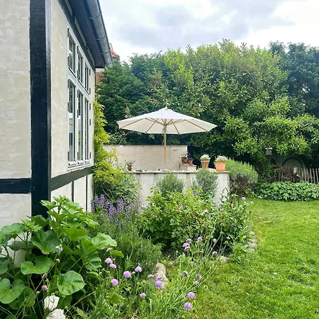Dom wakacyjny Charming House With Garden And Terrace On Amager